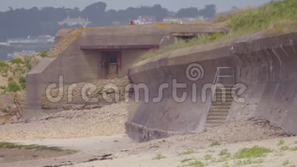 一座建筑在海滩上面向大海视频的预览图