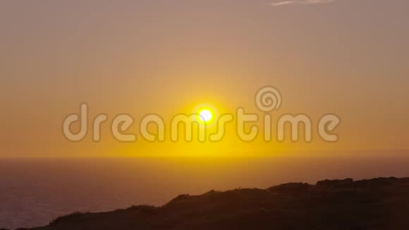 日落时眺望大海的悬崖边缘视频的预览图