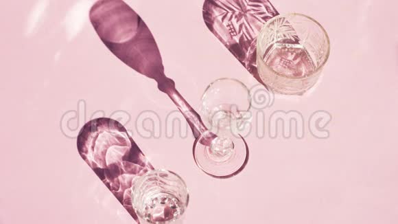空杯各种形状的葡萄酒威士忌覆盖葡萄酒伏特加利口酒立在粉红色的背景上与沙沙视频的预览图