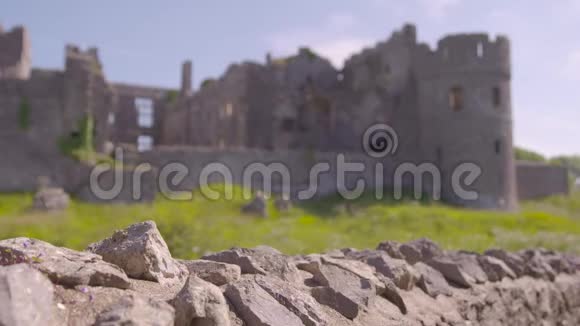 一座古老城堡废墟的焦点视频的预览图
