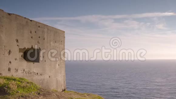 建在俯瞰大海的悬崖上视频的预览图
