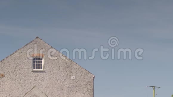 风化建筑物屋顶和窗户的拍摄视频的预览图