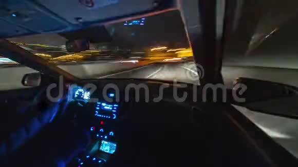 一辆车在夜城中行驶视频的预览图