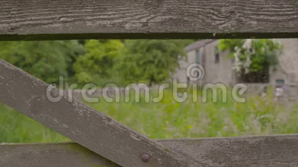 木材围栏山顶区乡村景色视频的预览图