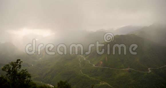 亚洲山地多风多雾覆盖山顶亚洲农场农业绿色景观种植绿米梯田视频的预览图