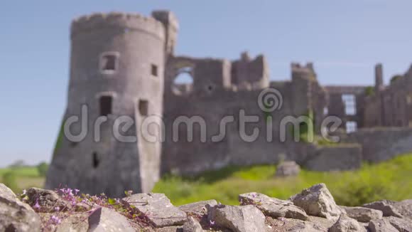 一座古老城堡废墟的焦点视频的预览图