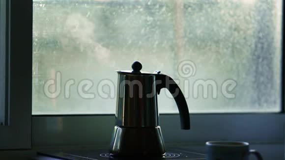 在电炉上煮咖啡壶视频的预览图