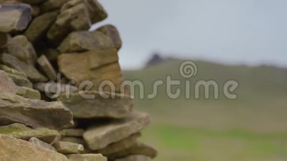 一座山上两堆石头的变焦镜头视频的预览图