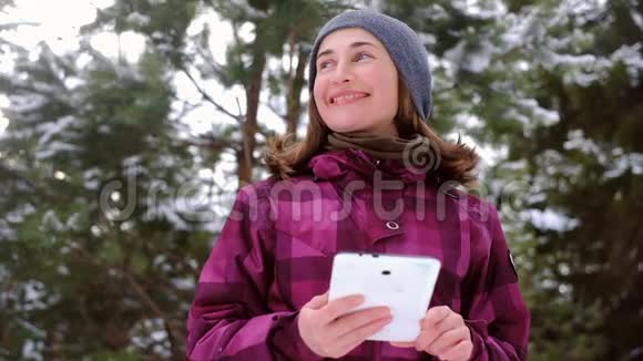 冬天森林里有ipad的女人视频的预览图