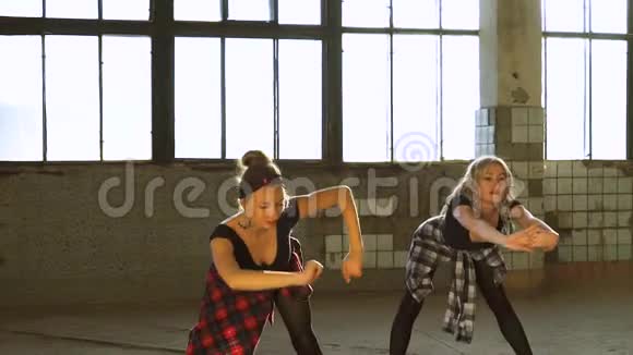两名女职业舞者在老工厂练习前热身视频的预览图