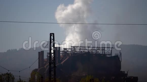 慢镜头的大气污染工厂有毒燃烧进入空气视频的预览图