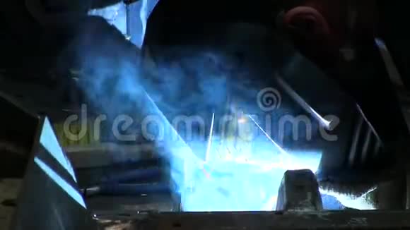 工人焊铁视频的预览图
