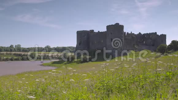 英国欧洲一座古堡的手持镜头视频的预览图
