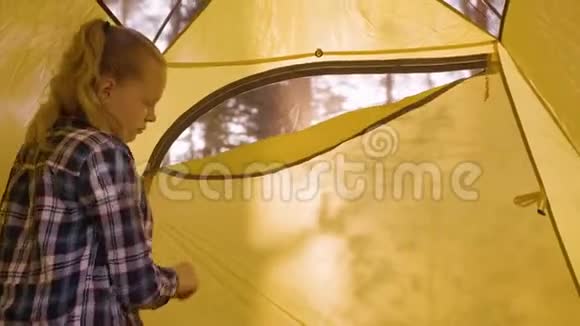 少女开营帐篷窗内视频的预览图