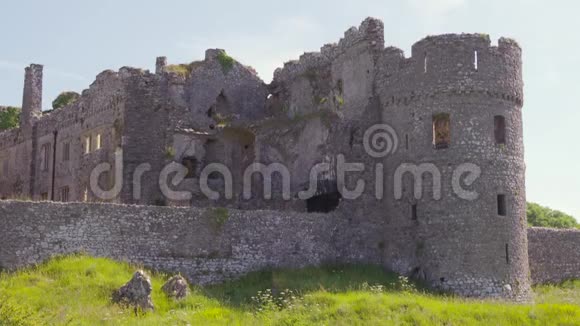 一张旧城堡废墟的手持照片视频的预览图