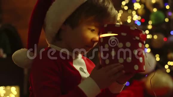 孩子玩礼物关门小圣诞老人送礼物视频的预览图