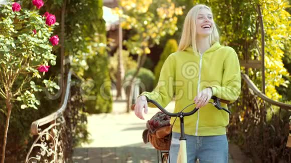 秋天的女人在春天公园玩得很开心微笑着滑稽的表情和疯狂的人视频的预览图
