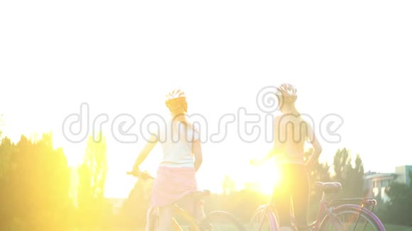 骑自行车的儿童骑着头盔从小山上骑自行车挥手买东西视频的预览图