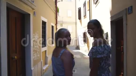 游客沿着意大利街走在老建筑之间视频的预览图