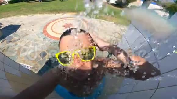 一个戴太阳镜的男人正在户外洗澡视频的预览图