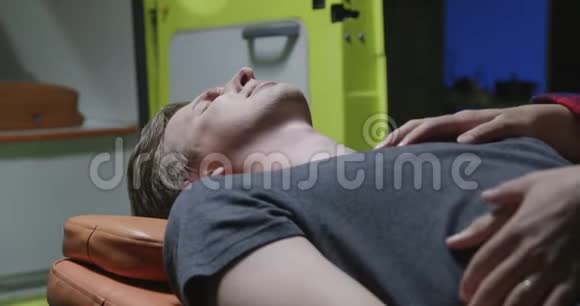 一个人在救护车里痛苦地扭动着视频的预览图