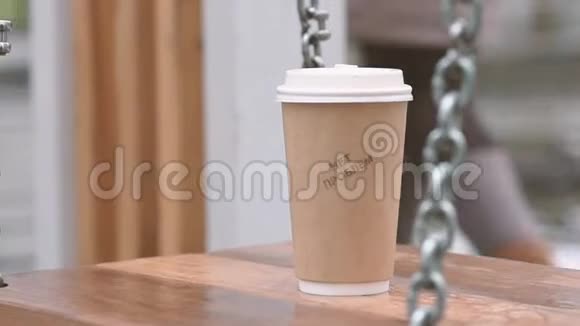 咖啡杯上摆着文字没有问题视频的预览图