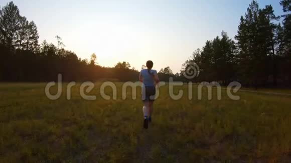 日落时分女孩跑过田野视频的预览图