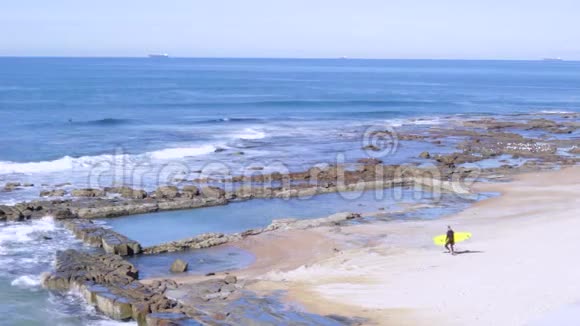 在海滩上散步的冲浪者视频的预览图