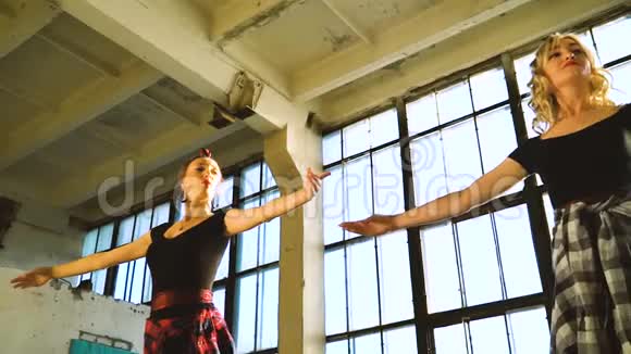 低角度拍摄的舞者热身在阁楼工作室内鸽子飞行视频的预览图