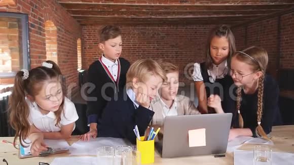 勤劳的孩子用笔记本电脑视频的预览图
