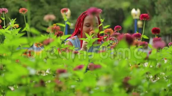 一个红头发的女人喜欢公园里的花香视频的预览图