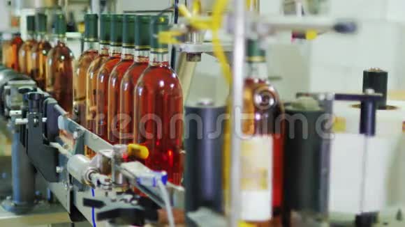 自动输送线在酒庄在酒瓶上贴上标签工业自动化视频的预览图