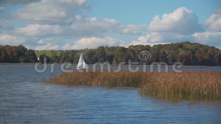 帆船漂浮在湖面上视频的预览图