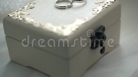 结婚戒指在盒子上订婚派对的精美装饰视频的预览图