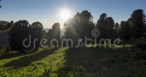 山地草甸时间推移野的自然和田园云树绿草和太阳光的运动相机动作视频的预览图