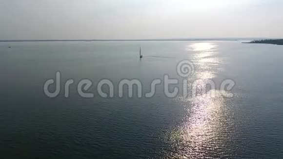 一艘孤独的白色帆船视频的预览图
