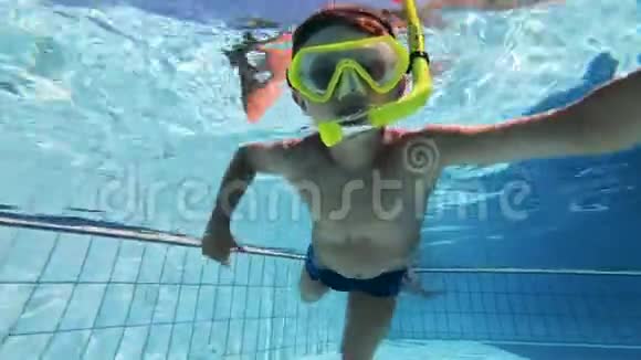 一个孩子正戴着潜水面具游泳视频的预览图
