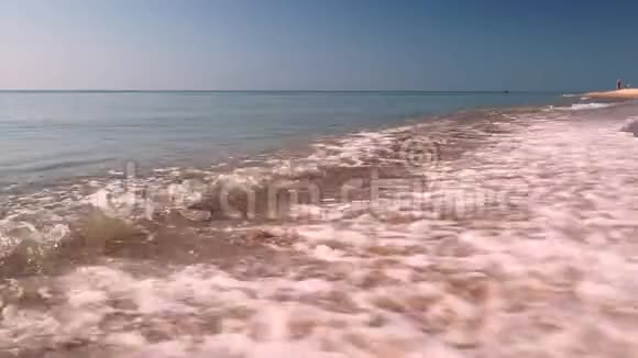 夏日的海景蓝天白云碧波荡漾视频的预览图