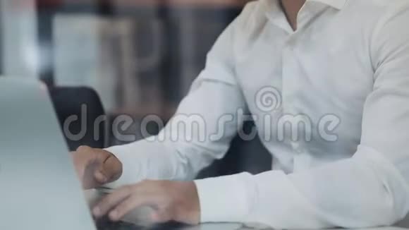 年轻的商人在舒适的咖啡里用笔记本电脑成功人士日常生活自由职业者工作视频的预览图