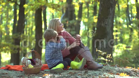 快乐的母子在户外有男孩子的幸福家庭五彩缤纷的秋女肖像子女的父母视频的预览图