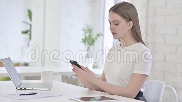 勤劳的年轻女性在智能手机上失败视频的预览图