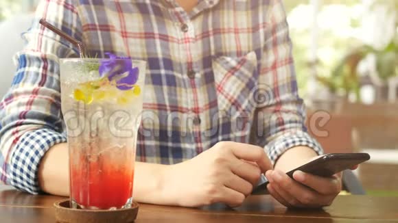 4K人们使用移动智能手机在咖啡厅进行社交媒体互动从社交网络弹出通知图标视频的预览图