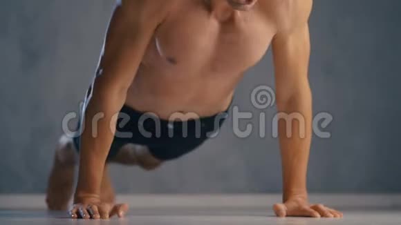 年轻的运动瘦子在健身馆训练时做俯卧撑以避免失败健身训练视频的预览图