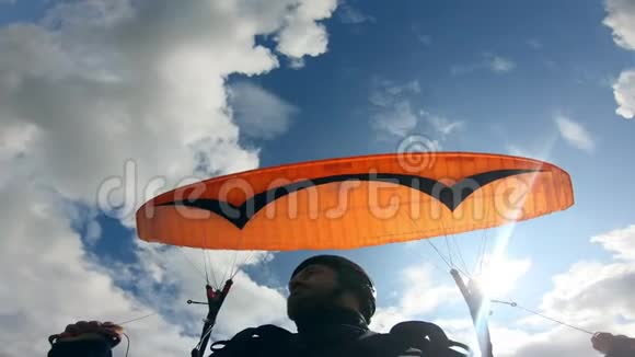 空中滑翔伞活动雄滑翔伞正在用飞行器逆天移动视频的预览图