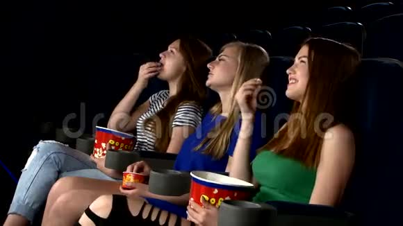 女孩在电影院看N梅迪电影吃东西视频的预览图