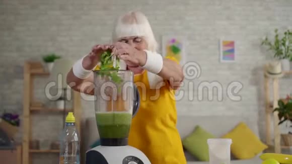积极健身奶奶做绿色冰沙视频的预览图