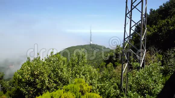 高山峰上高广播或电视塔的4K镜头上面长满了森林通信技术视频的预览图