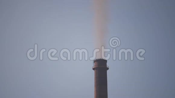 蓝天上的工业烟囱和空气中有毒燃烧的痕迹视频的预览图