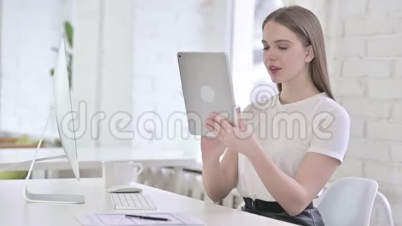 现代办公室中使用平板电脑的勤劳青年妇女视频的预览图