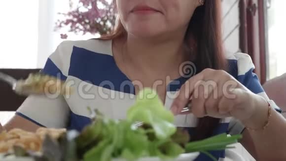 女人喜欢吃泰国菜视频的预览图